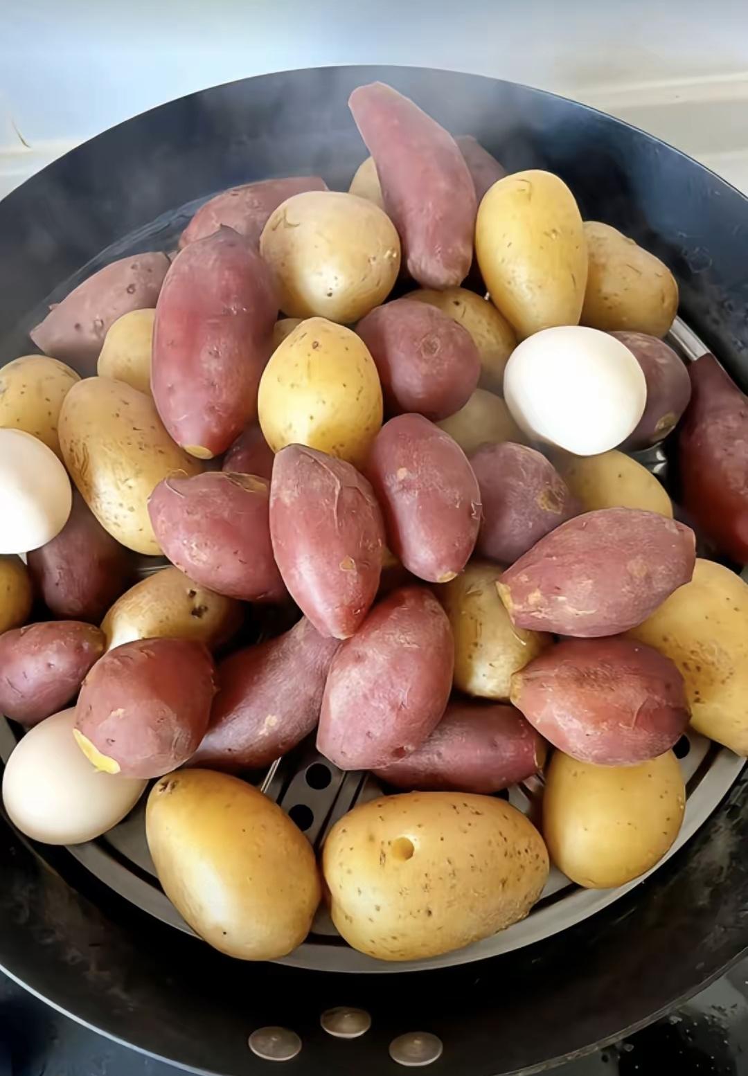 早上六点铁锅又响了。白粥、包子、水煮蛋、雪里蕻，三年没重样，也没点过一次外卖。我