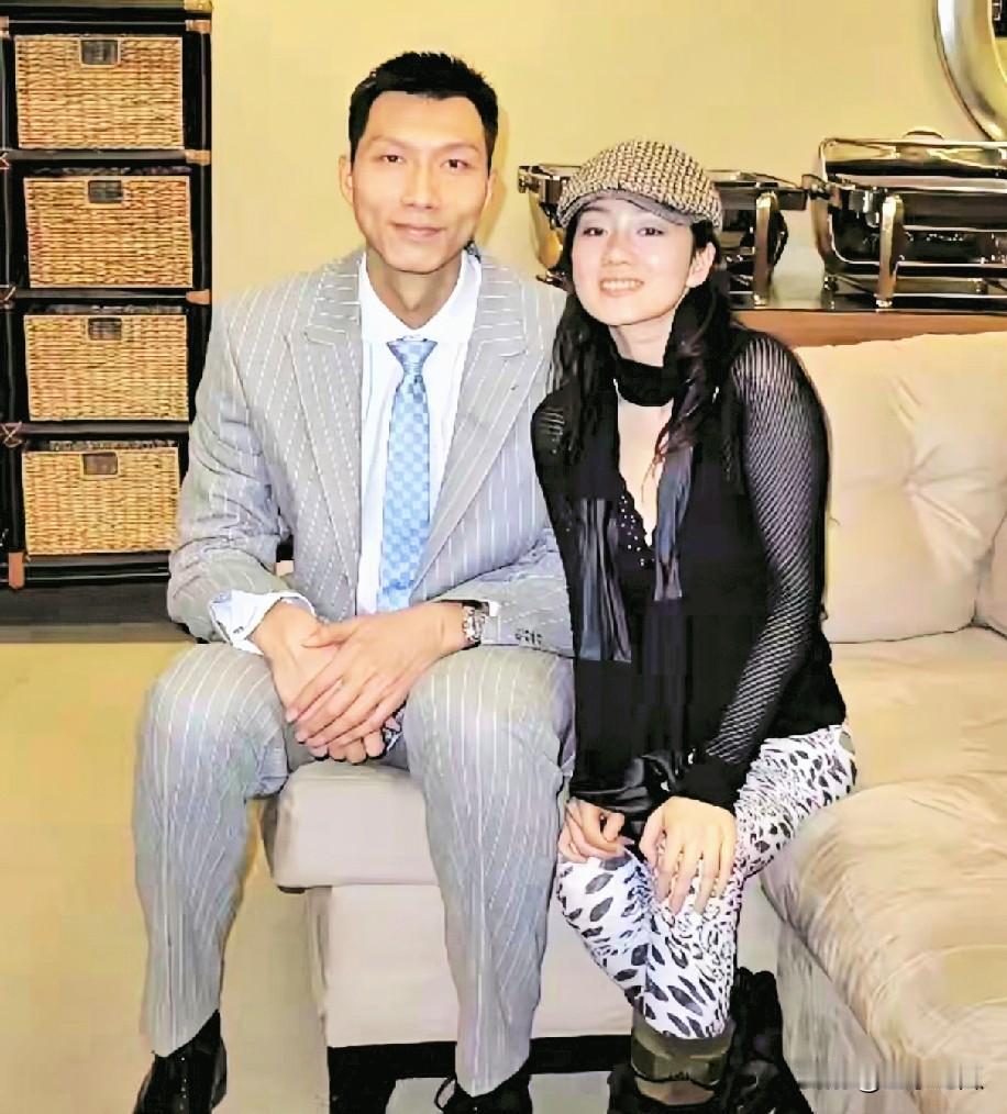 哎呦喂，这两位是谁呀？你可认识？他们是大名鼎鼎的演员巩俐和体育明星易建联，两人
