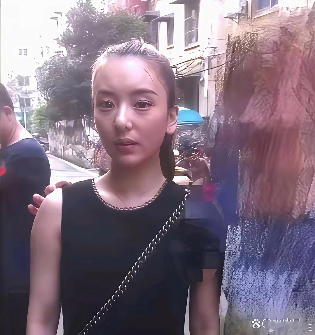 一看这个鼻子就知道方媛的鼻子是原装的了。