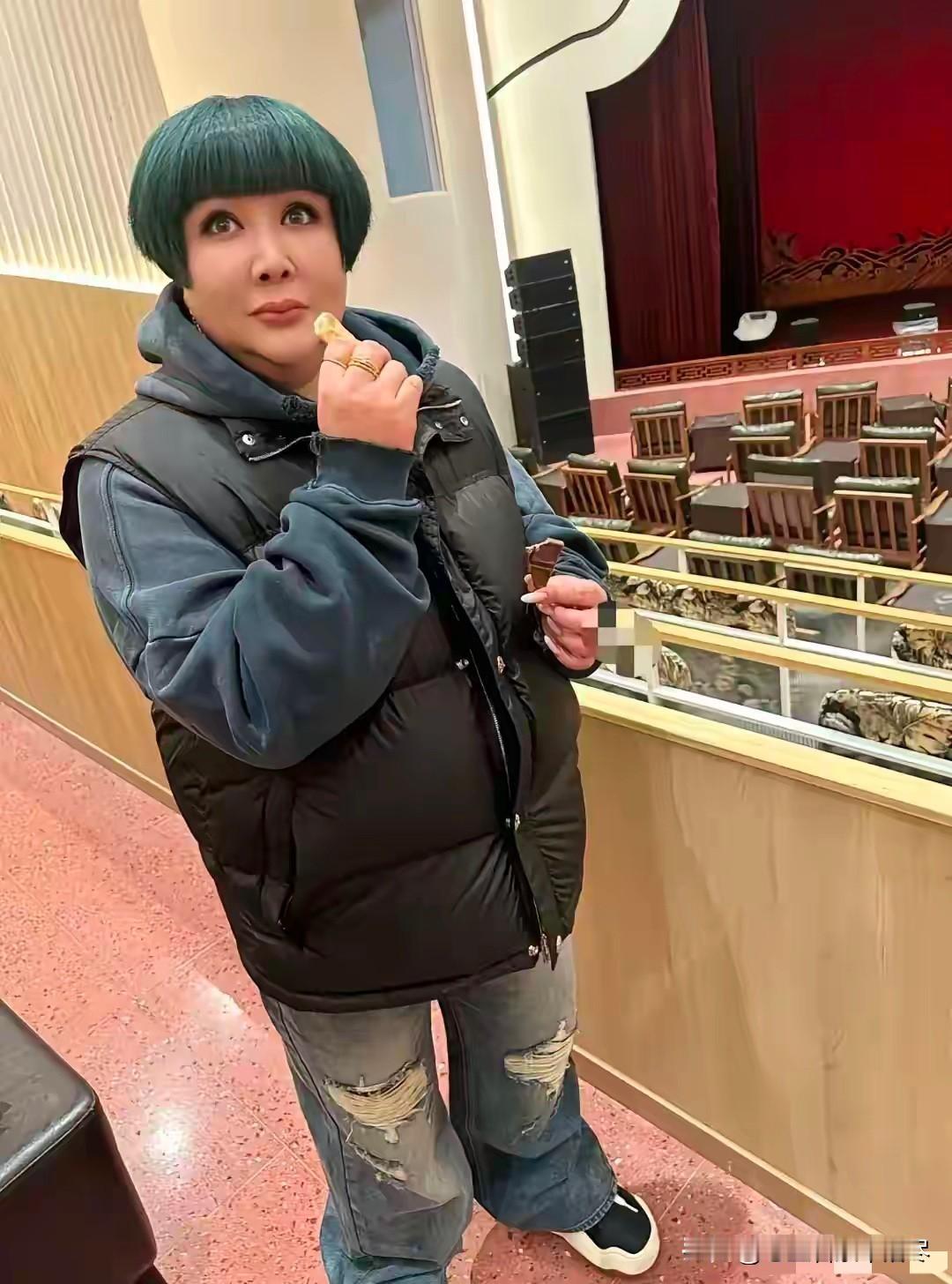 有时候真是看不懂郭德纲的老婆王慧，都已经是50岁的人了，她这穿着打扮可真是让人一