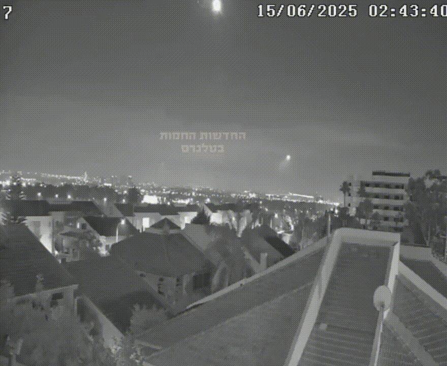 一段网上流出的高清监控录像显示，当地时间今天凌晨2时43分43秒，先后有三枚伊朗