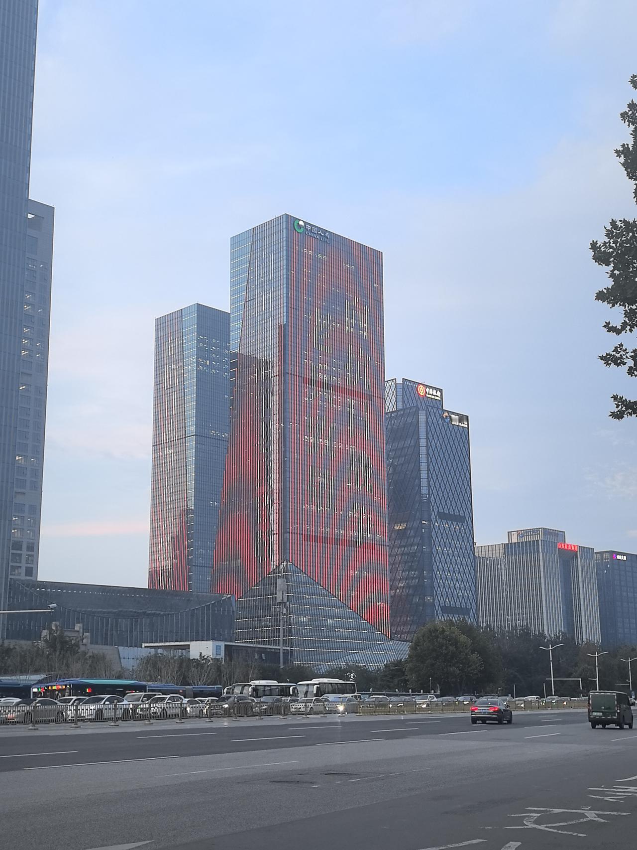 9.3济南经十路亮化开启抗战老兵画面
