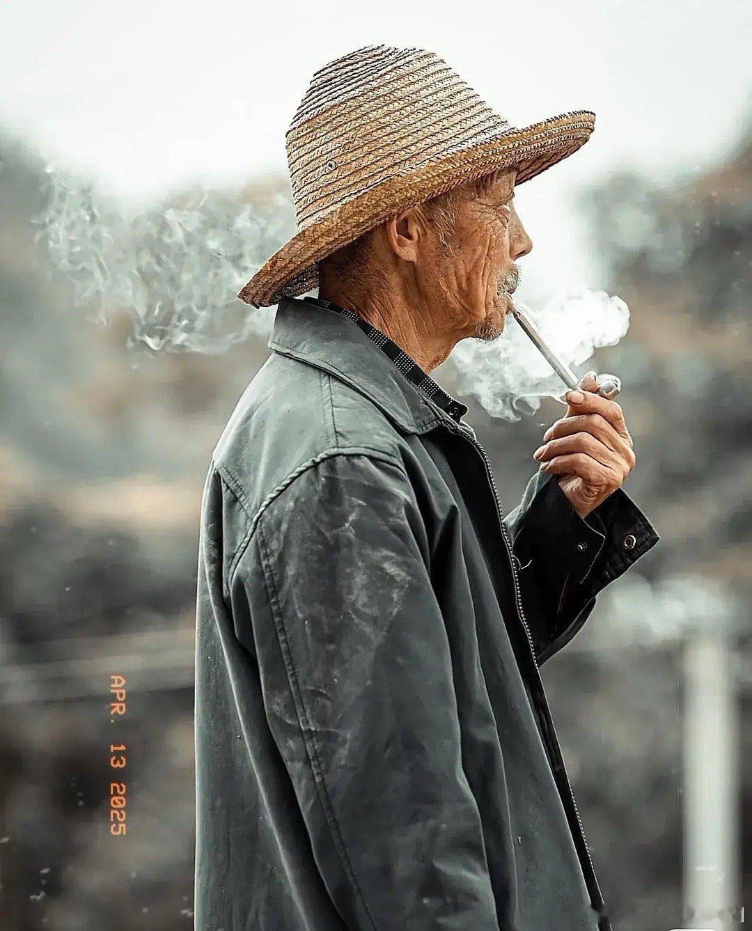 这样谈你就成功了！1、跟生人——谈吹牛2、跟熟人——谈哭穷3、跟老人——谈健康4