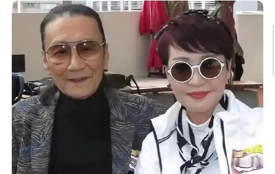 当年，狄波拉改嫁时，回头看向前夫谢贤：“四哥，我嫁了？”谢贤倒是爽快：“快签字！不然人家改变主意了！