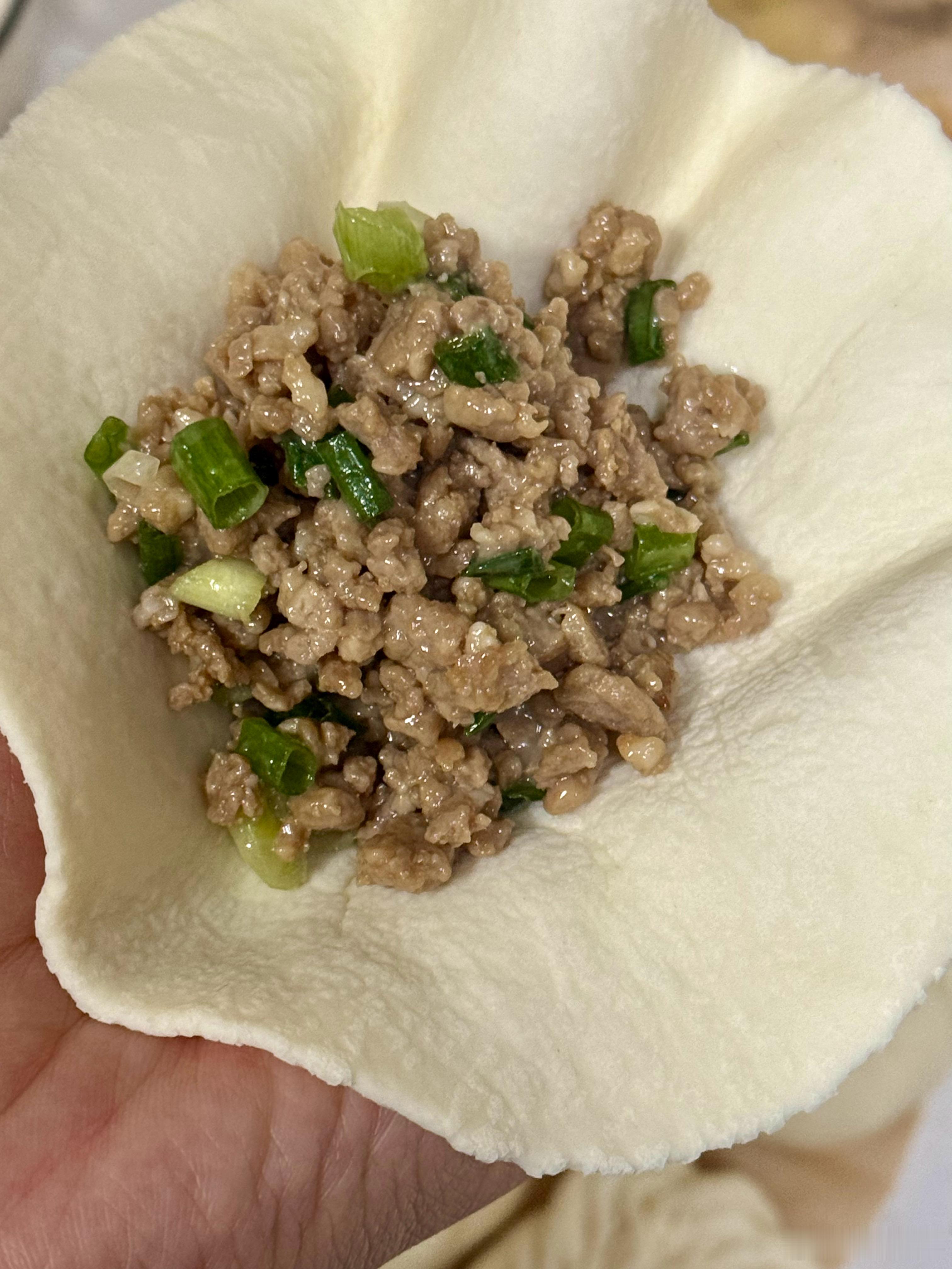 南方人大战面粉想一出是一出的打算包包子从来没有做过，咋都包不拢，确实有点丑还好面