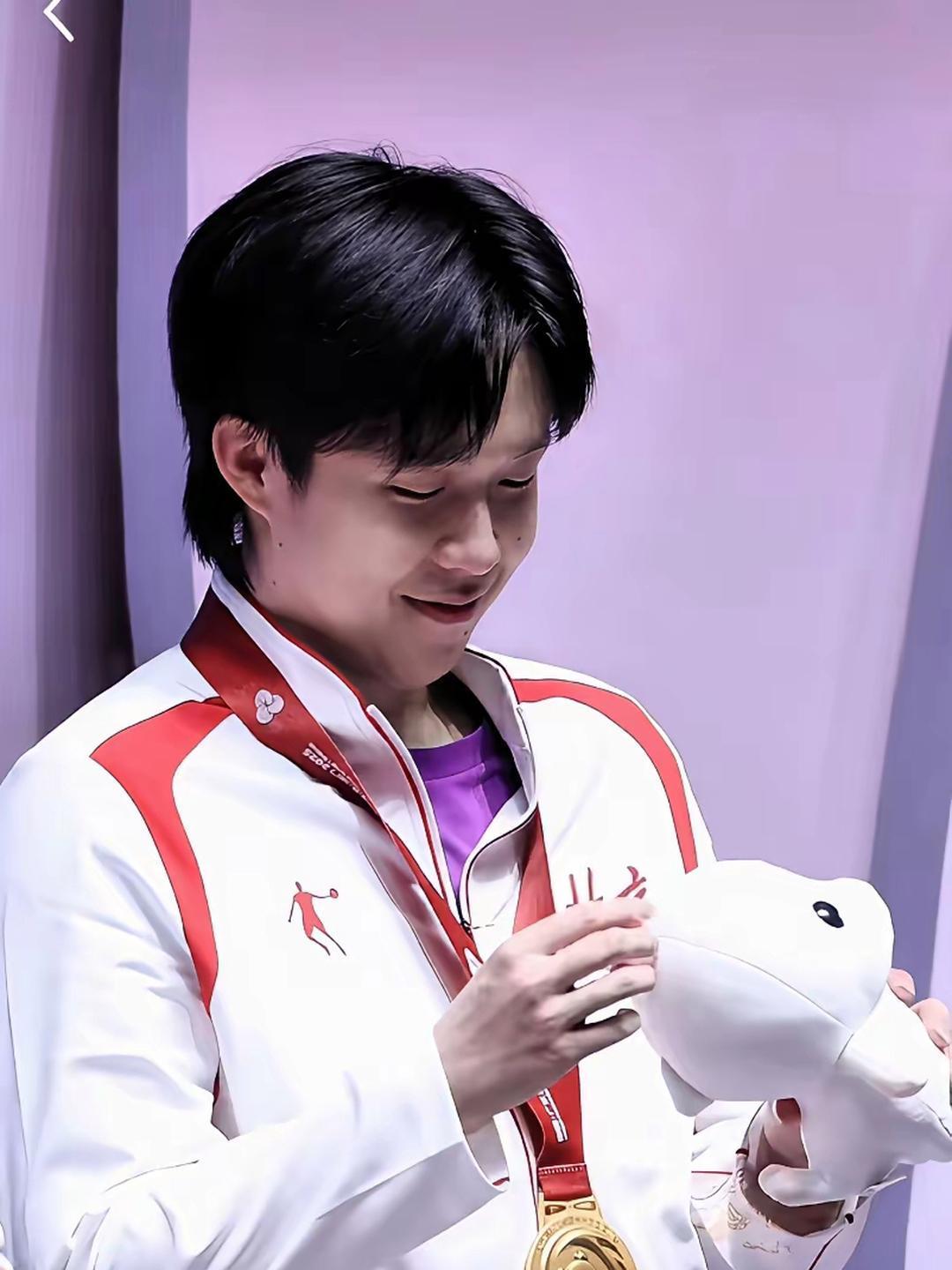 这两张照片，我又发现了莎头两个人的一个共同喜好，哈哈，听说是一家人才会有的，你们