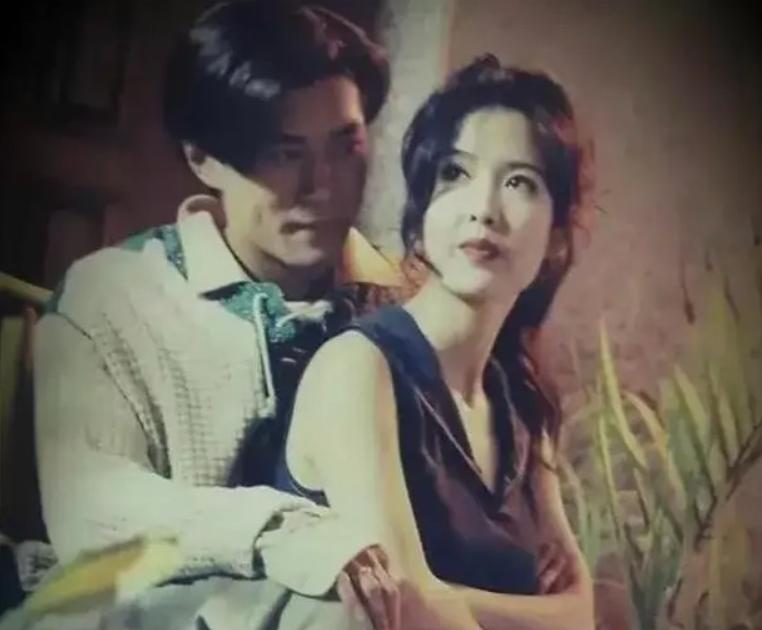 1994年，周慧敏到TVB录制节目，对一旁闷不出声的古天乐说：“喂！靓仔，你去给