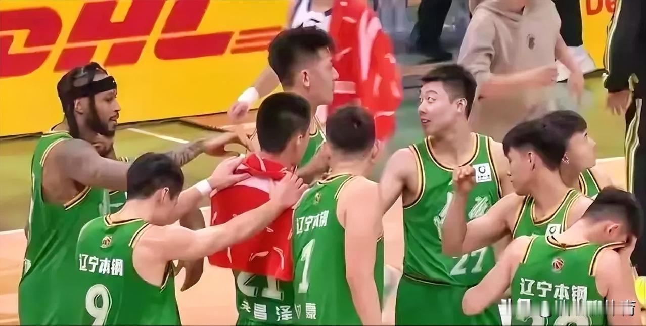 就在今天，12月17日，传来了辽篮客战北京队的新消息，首发阵容出炉，莫兰德，周琦