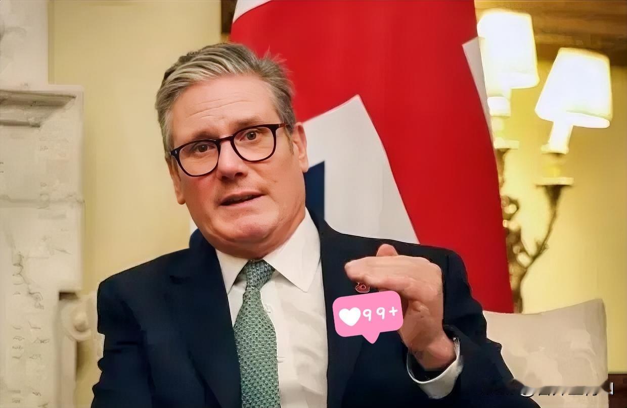 英国首相斯塔默，面对记者尖锐提问：“访华是否惹怒特朗普”，斯塔默笑着调侃：“有人