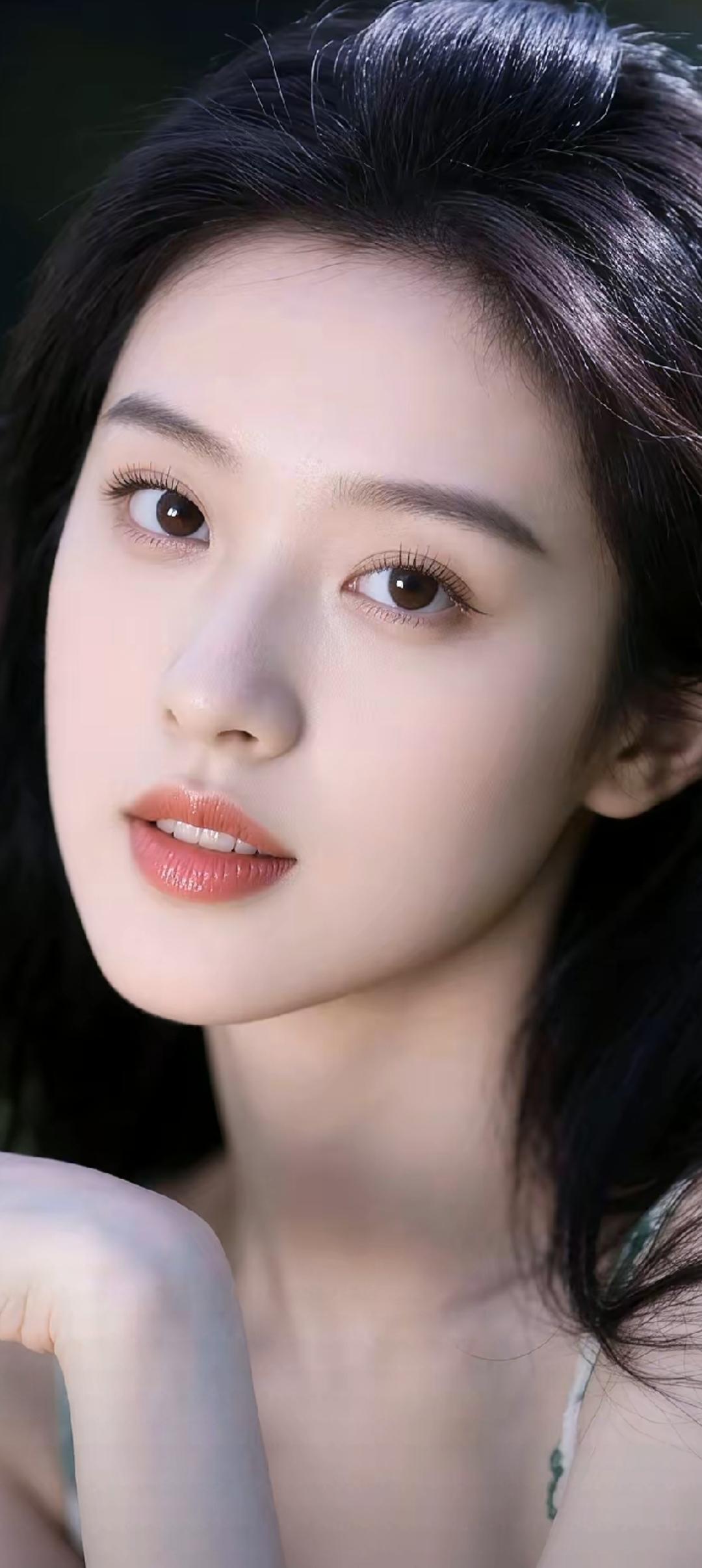 沉静如水的少女，黑发如瀑，眼神清澈动人。