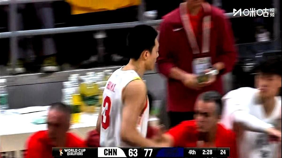 男篮输韩国那场，球迷都看急了！胡明轩打韩国两次拉胯——亚洲杯0分、世预赛才2分，