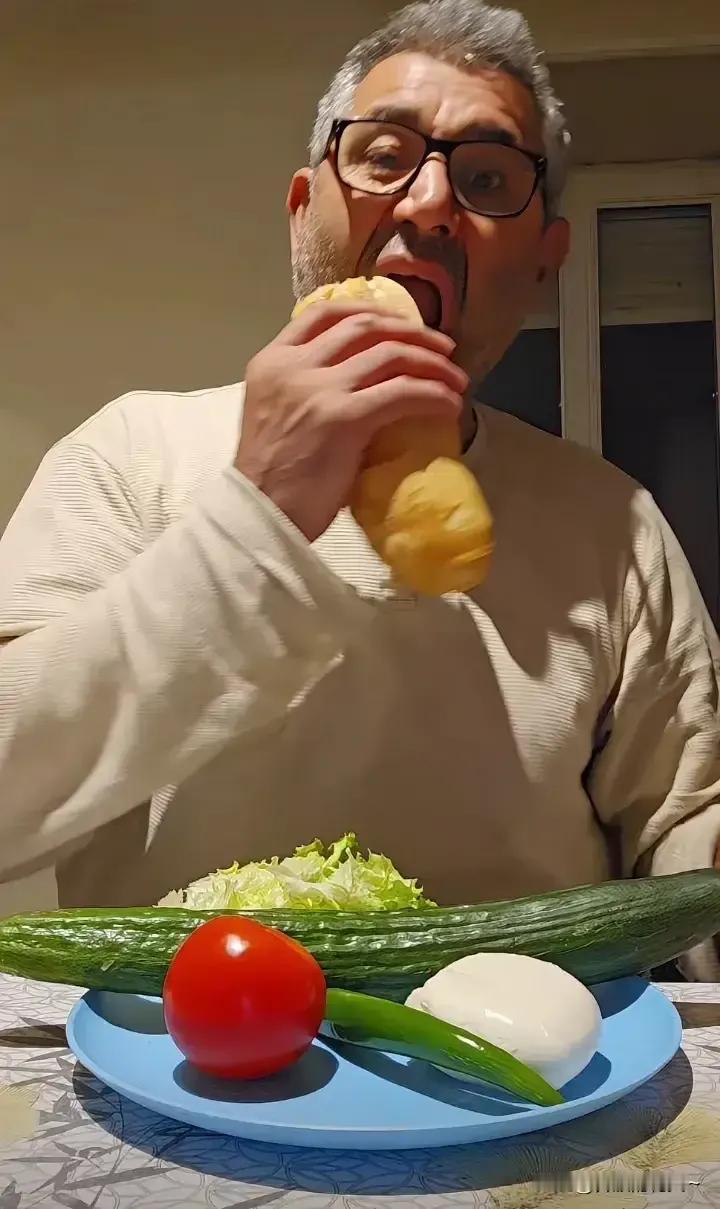 好可怜的美国人啊！只吃面包，还顿顿吃面包。根本没吃过中国的包子，花卷，糖三角，馅