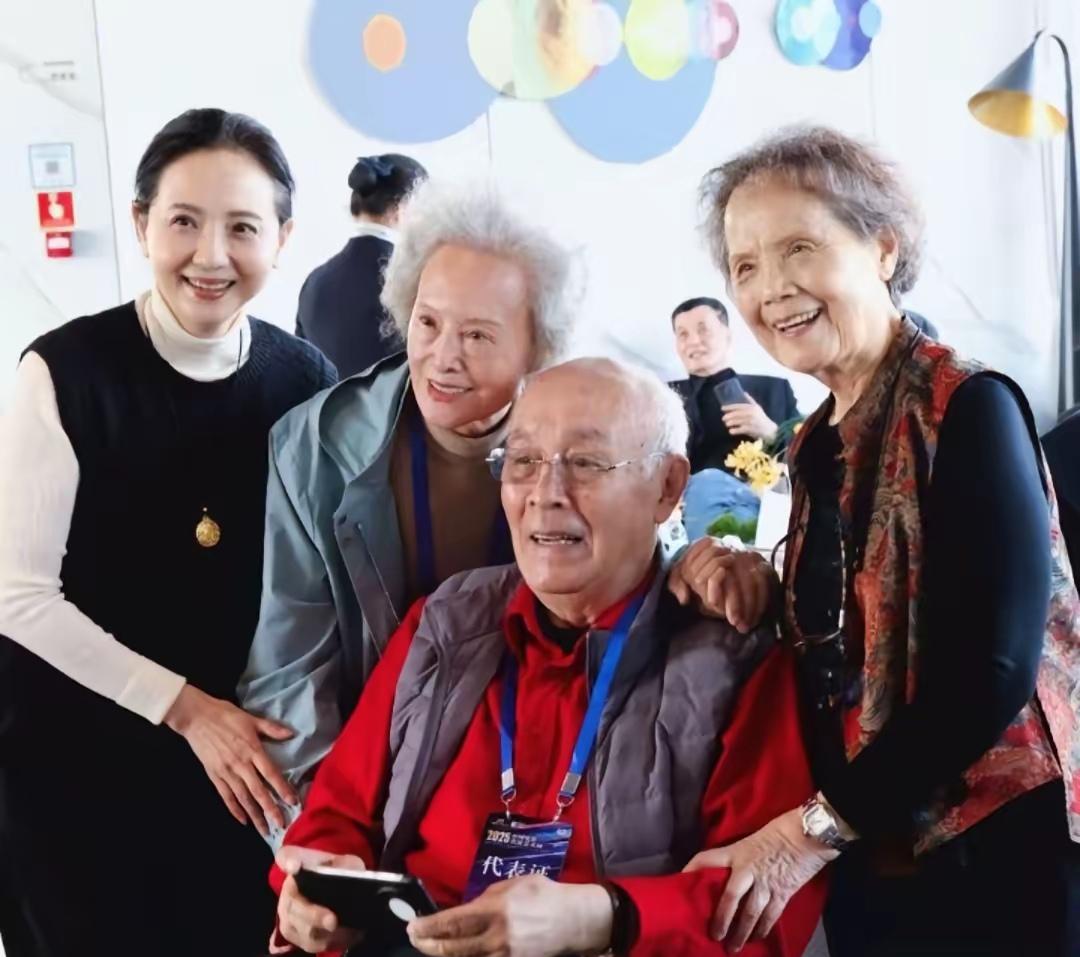 4位老戏骨同框：我认出了气质如兰，笑容如璐，温婉如莲的陶慧敏与穿着马甲、戴着眼镜