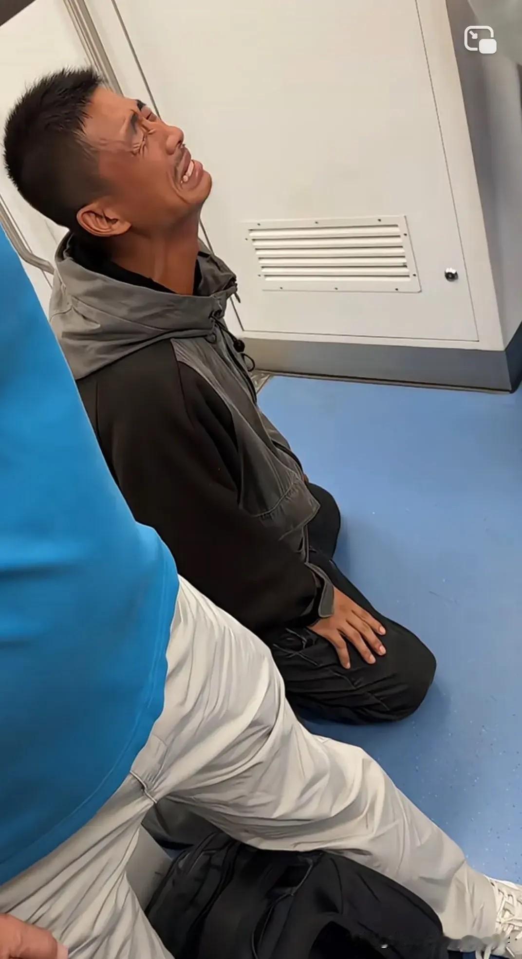 “现在人都这么冷漠了吗？”地铁上，一男子跪在地上，哭着向人讨要100元钱，结果走
