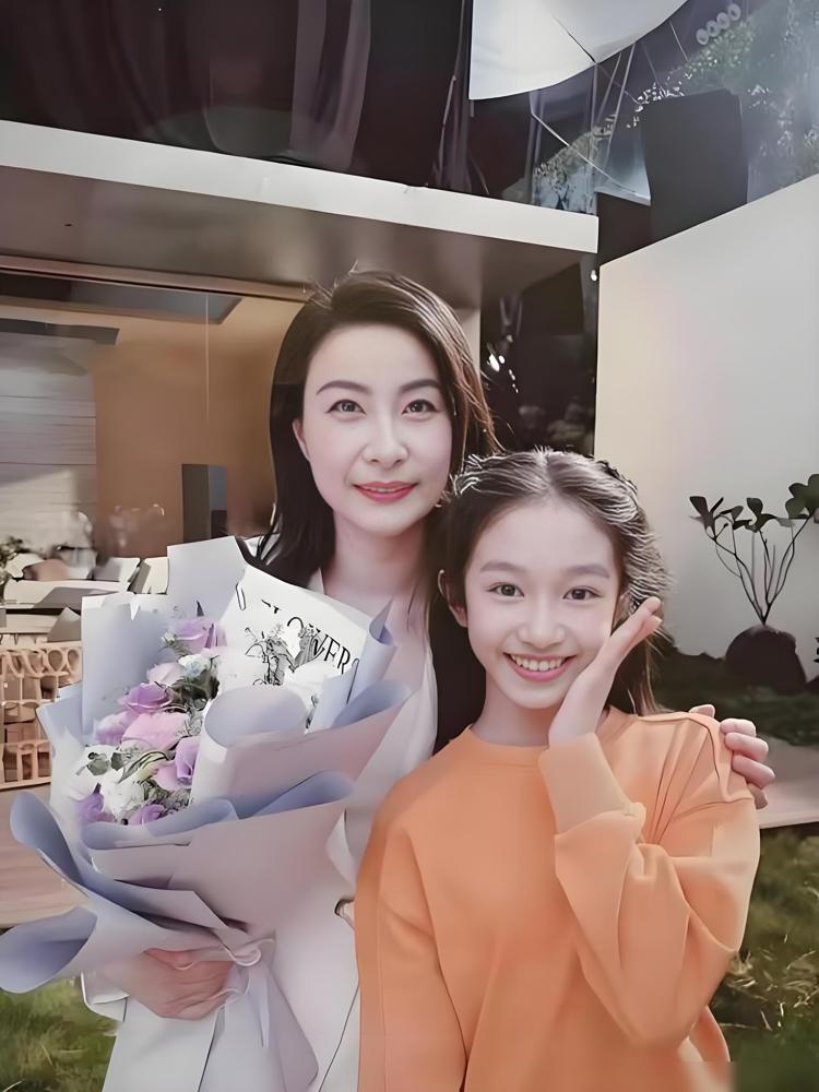 霍启刚12岁女儿坐地铁，脸长得跟奶奶一模一样，你敢信？她眼角那抹上挑弧度，