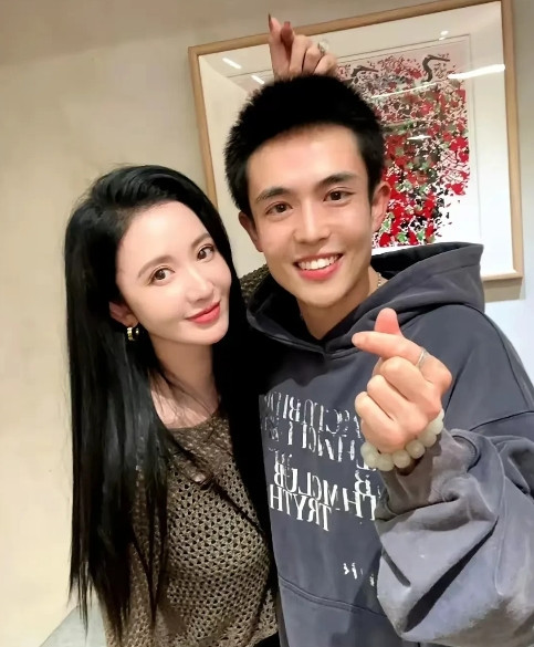 王星的眼神儿正常了，这真应该感谢吴镇宇。张萌签约王星，或许有相中王星的流量之嫌
