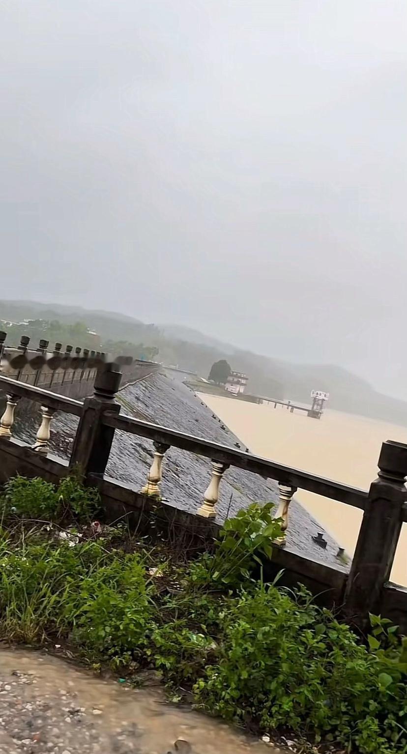 广西横州六蓝水库库容变化，昨天水离坝顶还有很远的距离！图1、图2是7月5日拍