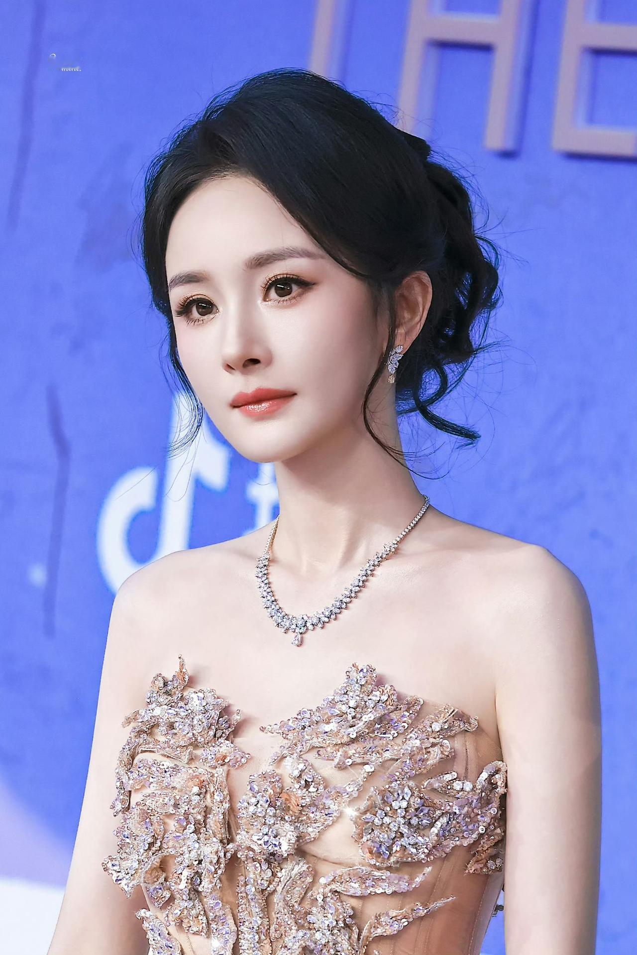 杨幂百花奖的造型夯爆了！杨幂凭《长安的荔枝》《惊蛰无声》双片同时提名最佳女配角