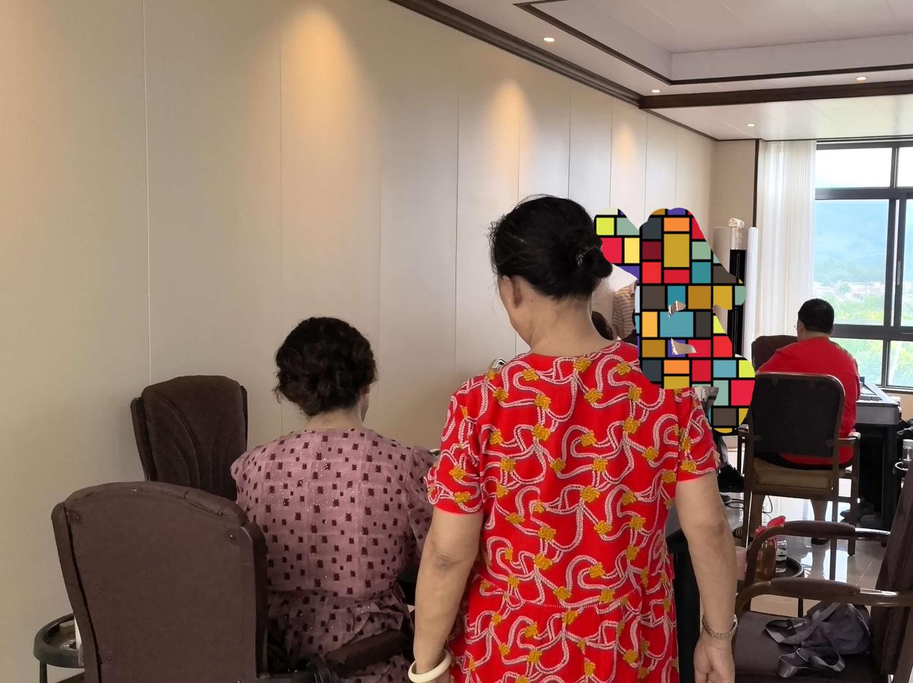年轻时欠下的债，年老多半是要还的！在茶馆遇见个以此为家的退休干部，竟然是当过实