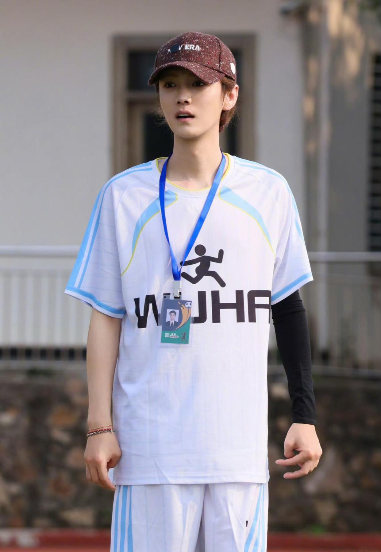 1.鹿晗前些年对自己的颜值很有自信，认为自己不做医美也可以，而且大部分时候都是素
