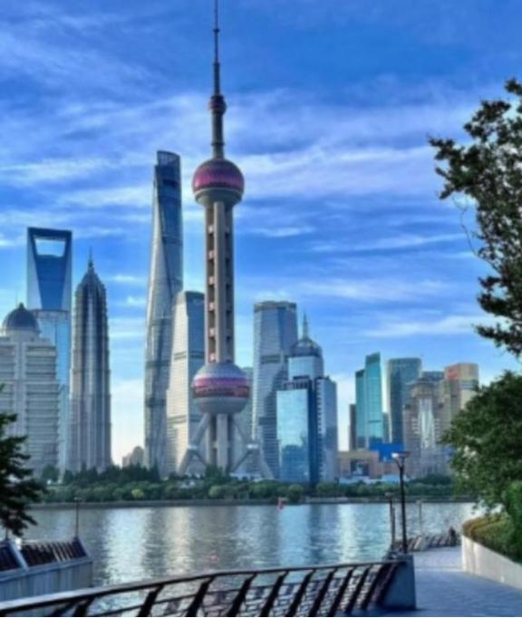 中俄的基本国情是不同的。俄罗斯不缺粮食，不缺能源，关起门来是可以过日子的，而且它