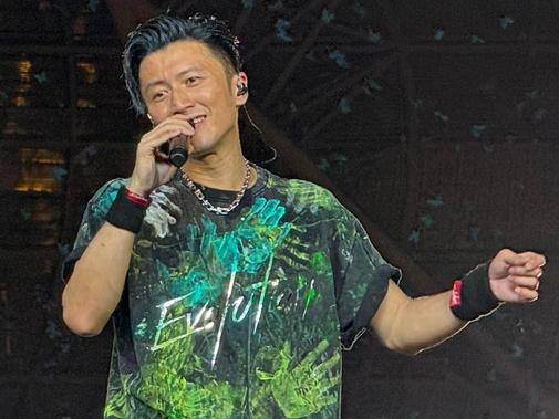 谢霆锋真牛！45岁坚持素颜开演唱会，镜头拉近皱纹青筋显老态！谢霆锋在男明星中