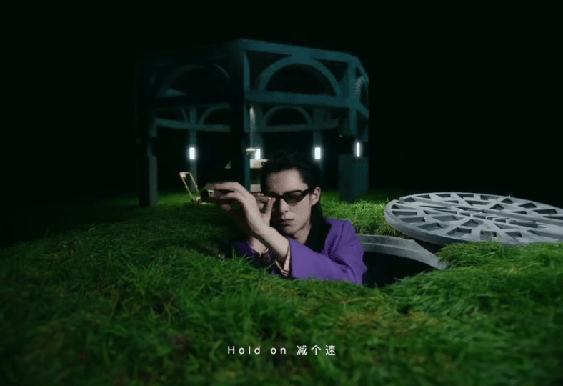 刚点开视频还以为是王鹤棣在搞酷炫说唱，那范儿拿捏得死死的。谁能想到下一秒就画风突