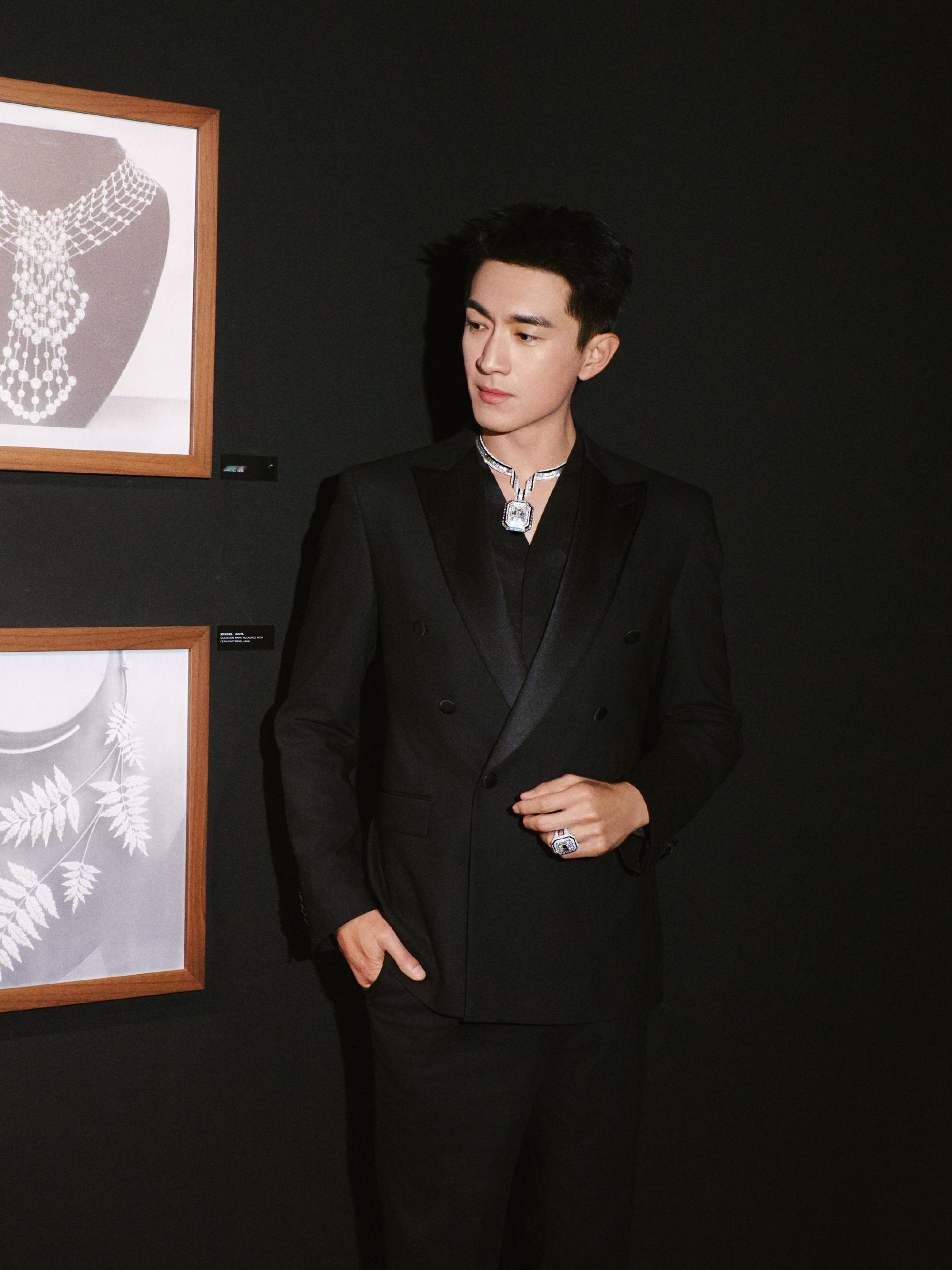 1.林更新属于三年打鱼两年晒网的艺人，他八年就拍了五部剧。2.杨超越也要签约虎鲸