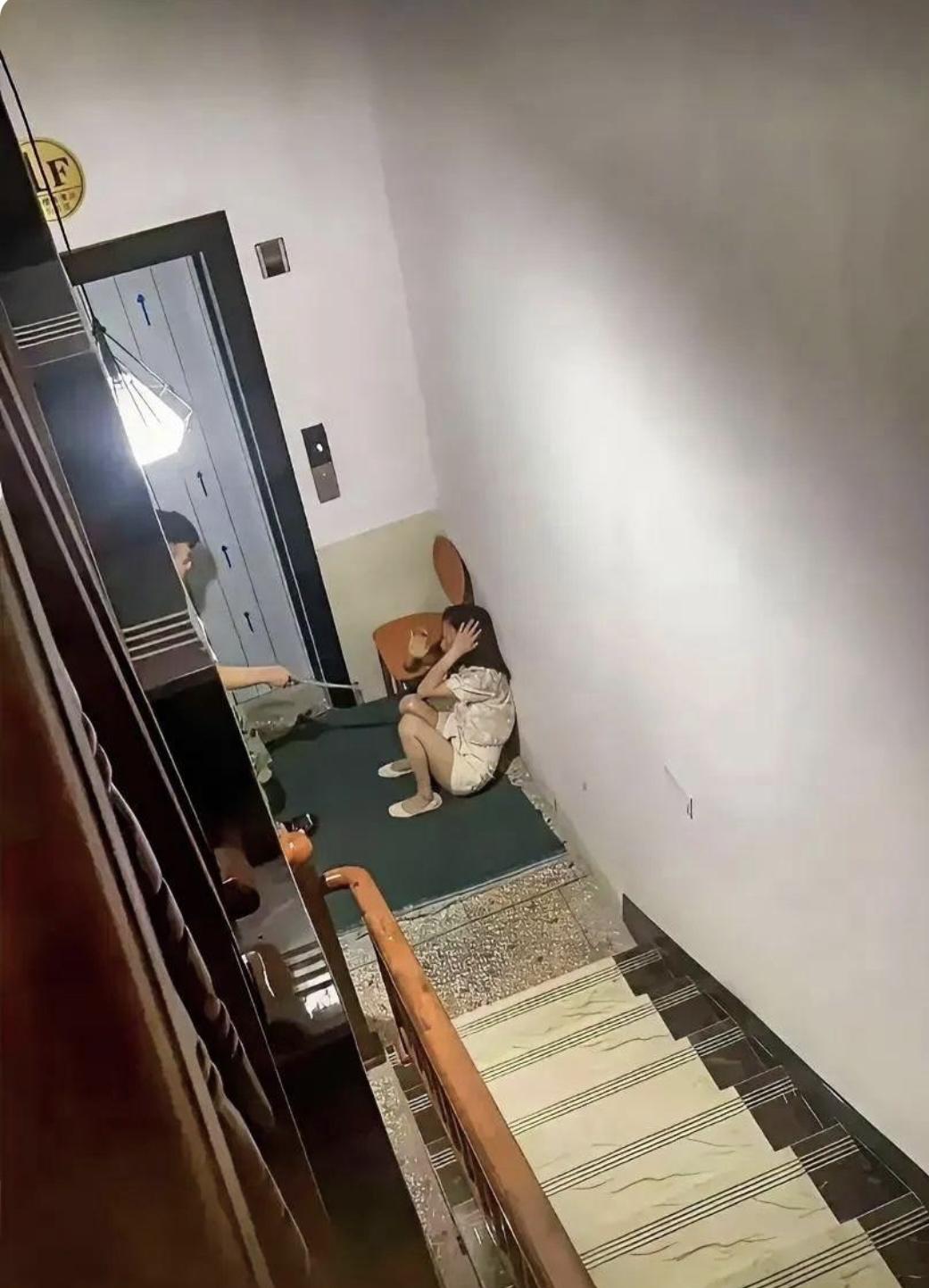 看到这一幕，我该去帮忙吗？[哭哭]