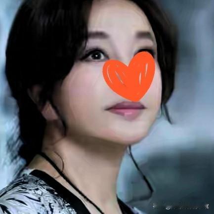 75岁刘晓庆摔出真相：身家10亿护得住玉镯，护不住衰老的身体！溶洞湿滑石阶上