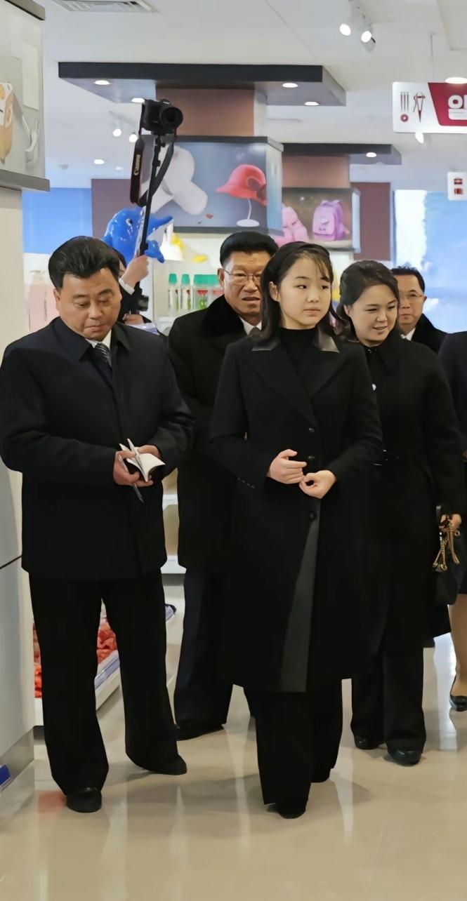 这两天，朝鲜第一公主金主爱去逛商场了，父亲穿着黑色大衣，金主爱穿着时尚的黑色呢绒