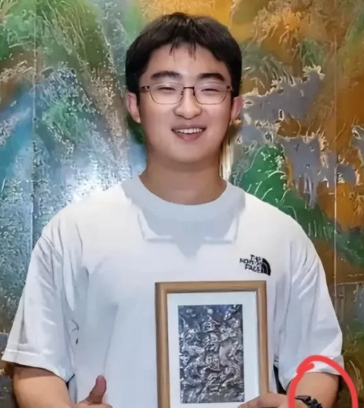 看完“迈巴赫少爷”的消息，才发现，迈巴赫在他们家，是最不值钱的东西朱也天