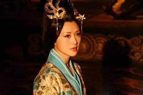公元前88年，甘泉宫里，汉武帝对着跪地求饶的钩弋夫人说了一句话——你死得半点都不
