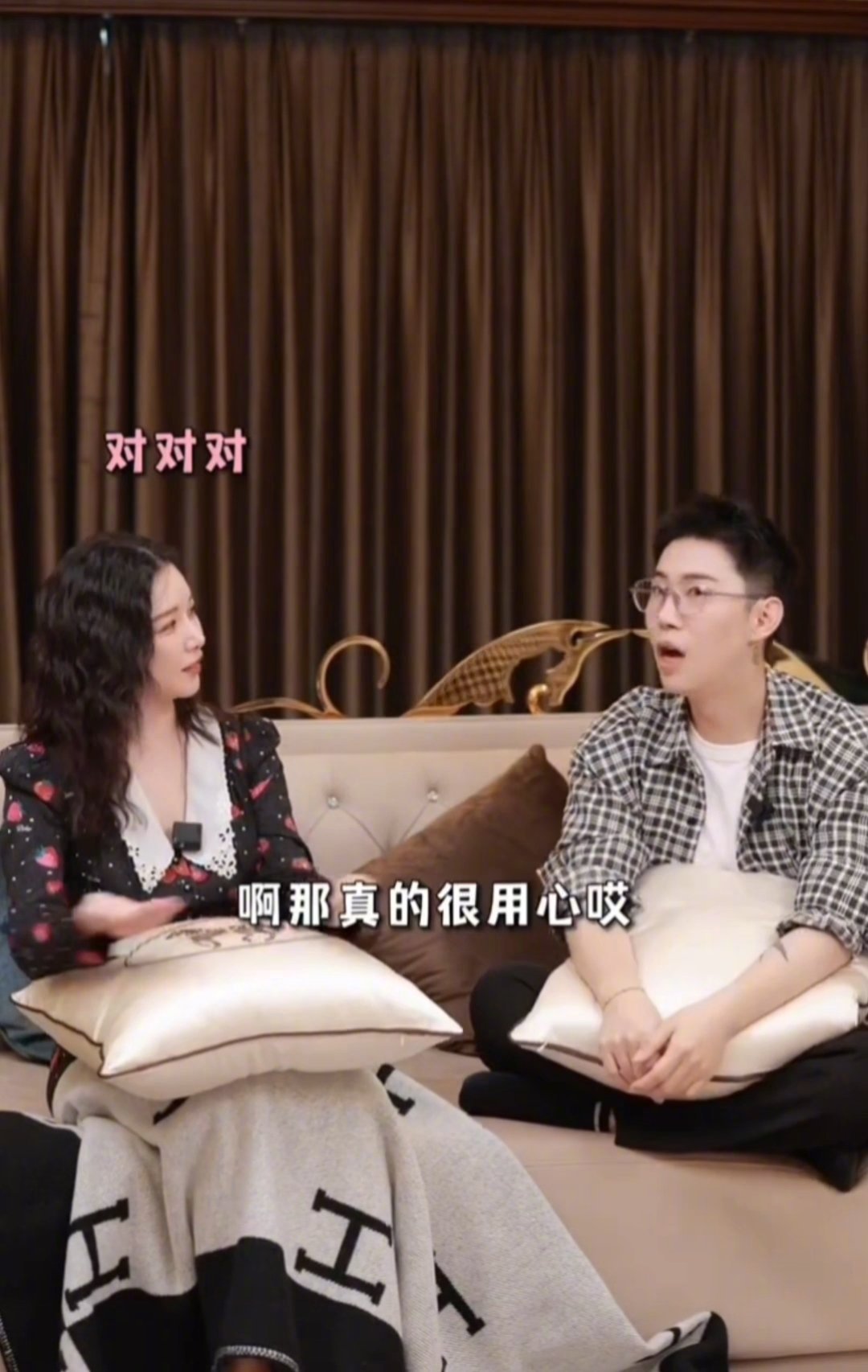 啥，戒指是阚清子设计的然后她老公给打出了成品是吗？天，两位真的不是在拍偶像剧吗阚