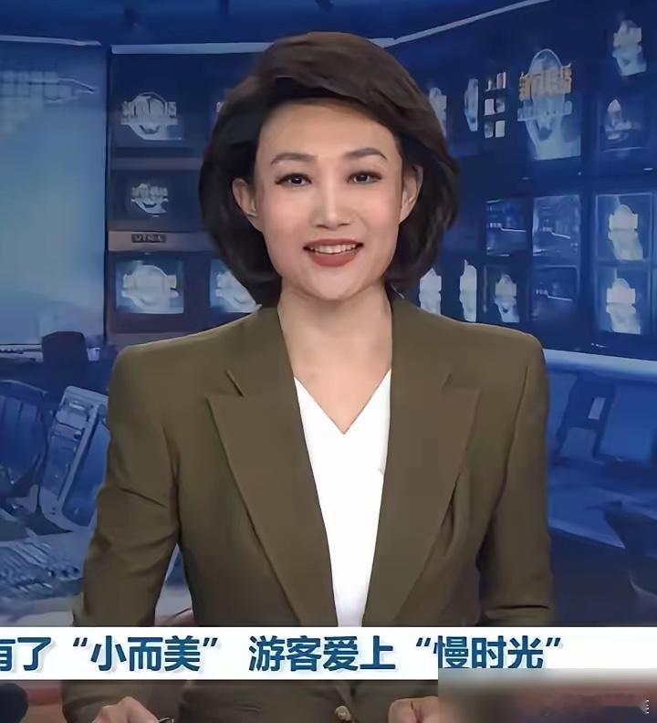 导播猛切镜头都来不及，李梓萌当着全国观众的面，噗嗤一声低头憋笑，脸都红了。你以为