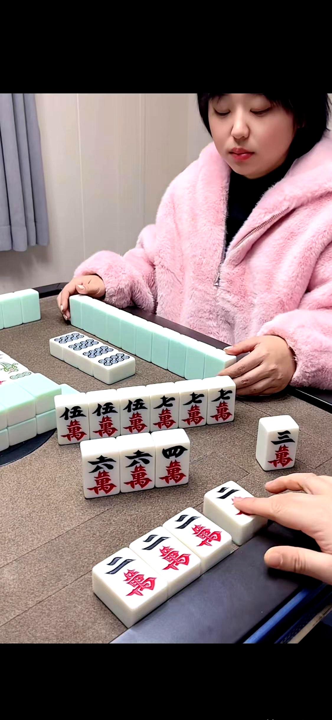 放弃二万去开杠，摸到四万喊胡牌，结果下家直接拍桌子：“五万在我这，你胡个寂寞！”