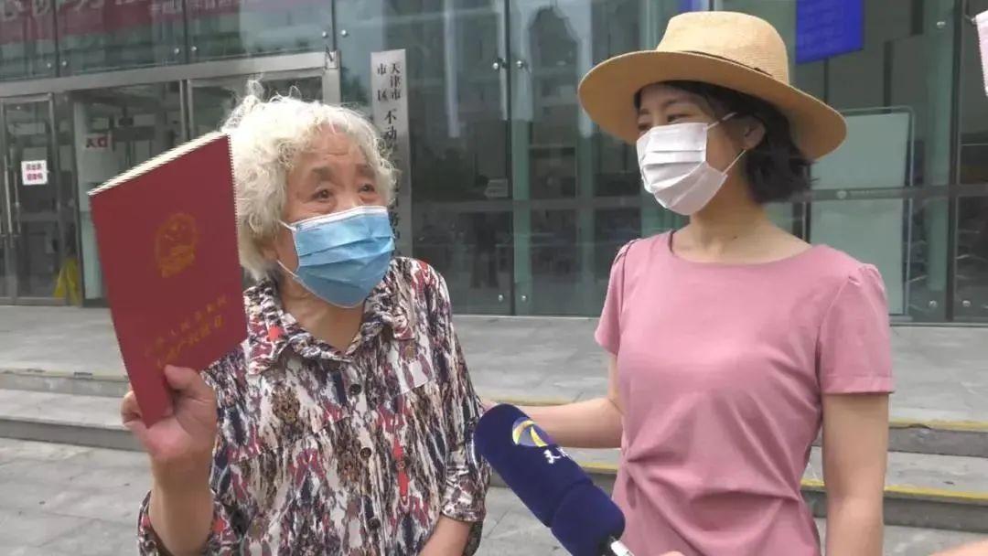2020年，天津一对结婚57年的老夫妻终于离了婚。57年里，他们连一把菜刀都要各
