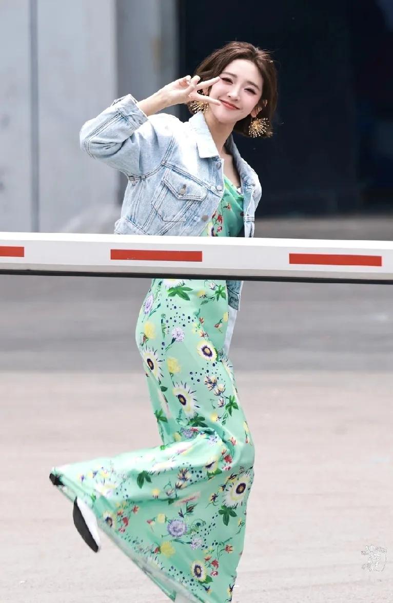 看了唐艺昕那么久综艺，难怪张若昀对唐艺昕如此专一。她穿衣服每次都明艳得让人眼前