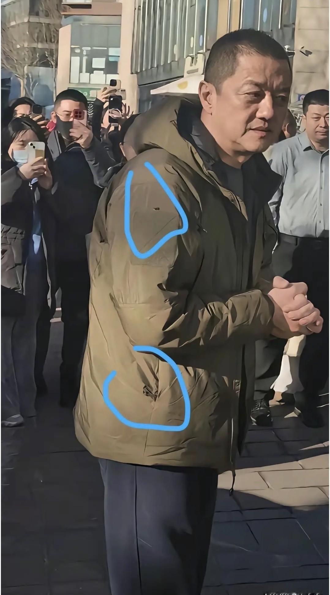 王菲悄悄给李亚鹏打了10年钱，超3200万。但他的医院，却差点因为2600万租