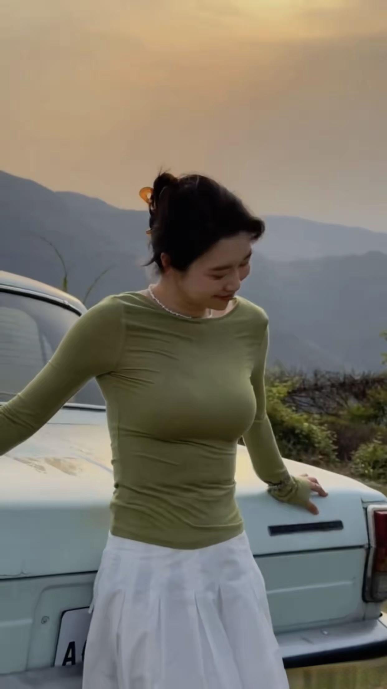 曾经的初恋今天突然发消息约我出去散心，原来是刚跟老公提出离婚了，不过看她的样子一