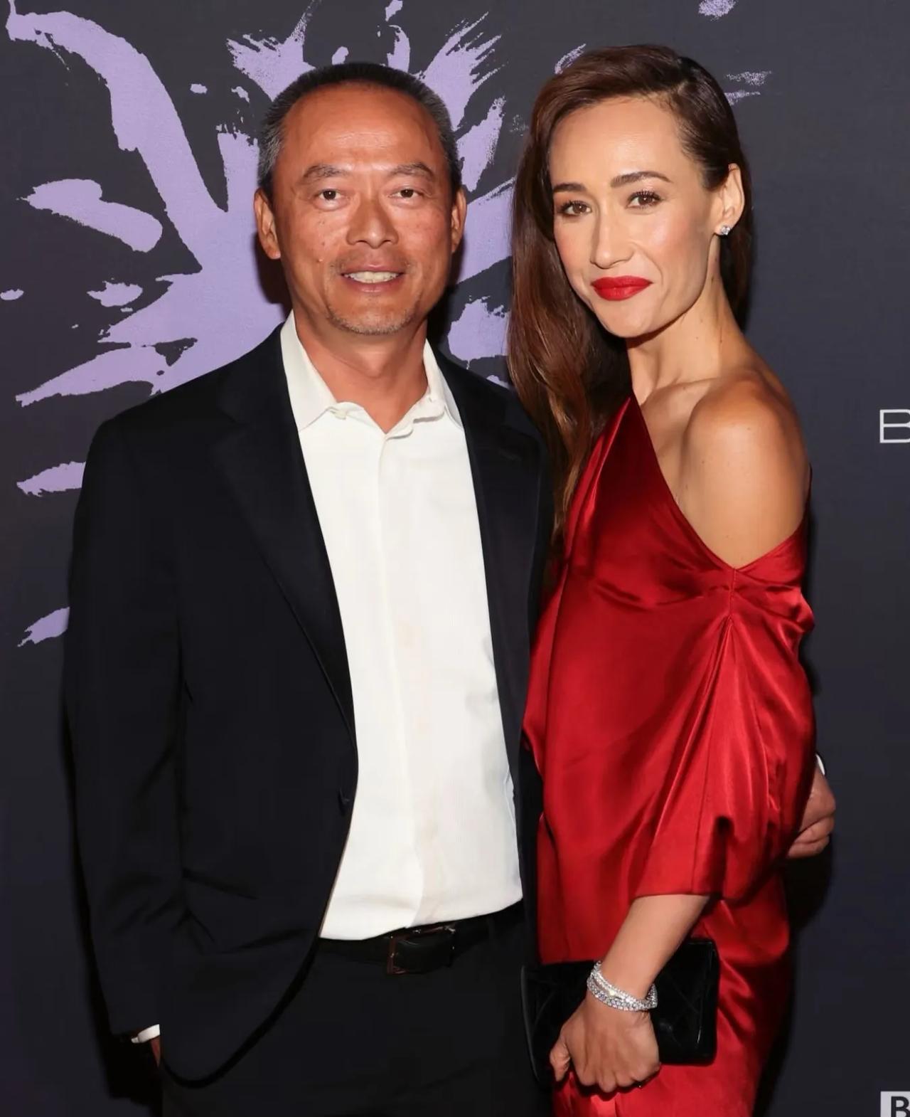 李美琪还是给自己找了个东方面孔男人嫁了！近日她在美国某脱口秀节目中宣布结婚，丈夫