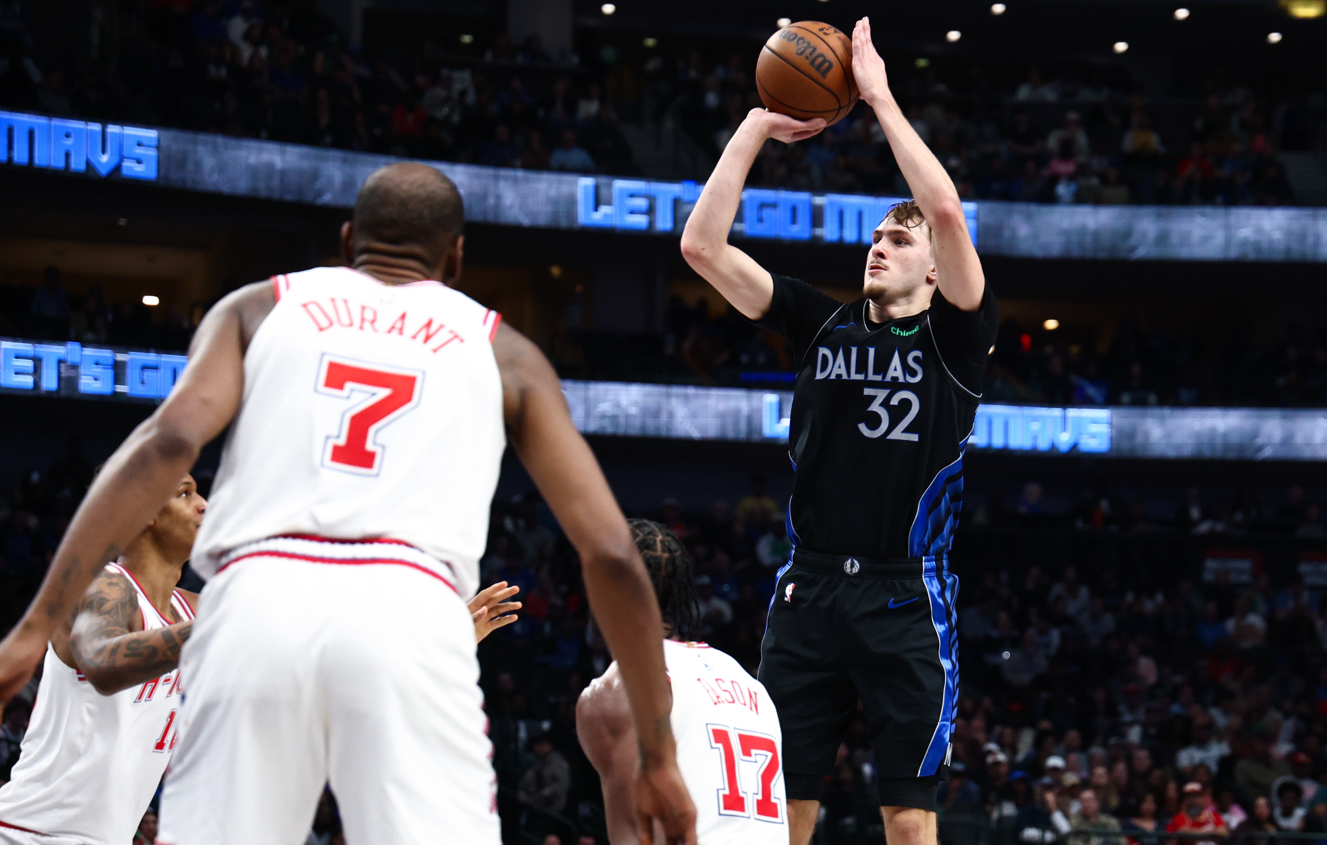 北京时间2月1日，火箭队今天在主场险胜达拉斯独行侠队，迎来两连胜，全场比分111