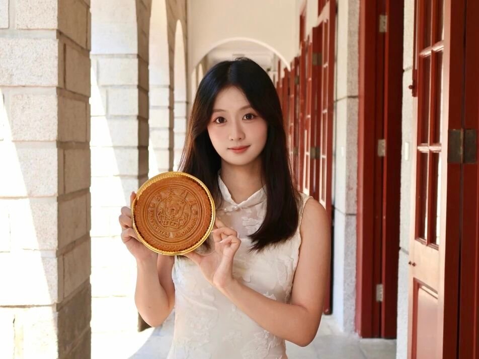 厦大状元月饼比脸还大今年高校月饼圈的显眼包，估计是厦大了。刷到中秋上新的状元月饼
