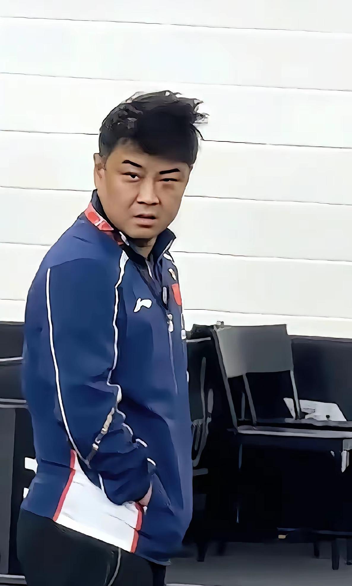 看了马龙正当年，打球还能打拿冠军。43岁的王皓真不容易。教练磨练了几年，颜值下