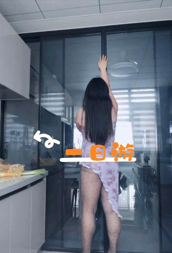 轻拾欢喜，慢度日常。夏天的风里总藏着许多小心思，比如切开西瓜时溅出的那口甜汁儿