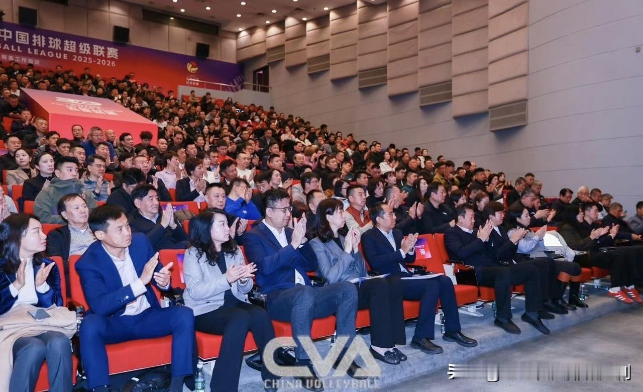 蔡斌、施海荣、沈泽坐在一起。龙哥回归山东女排主教练。北冰洋女排的塞尔维亚执行