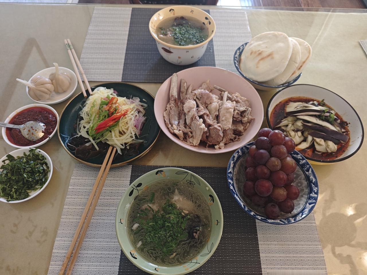自家做的“手抓羊肉”昨天早上，老婆买了67块钱的羊排，说要做一顿手抓羊肉，听