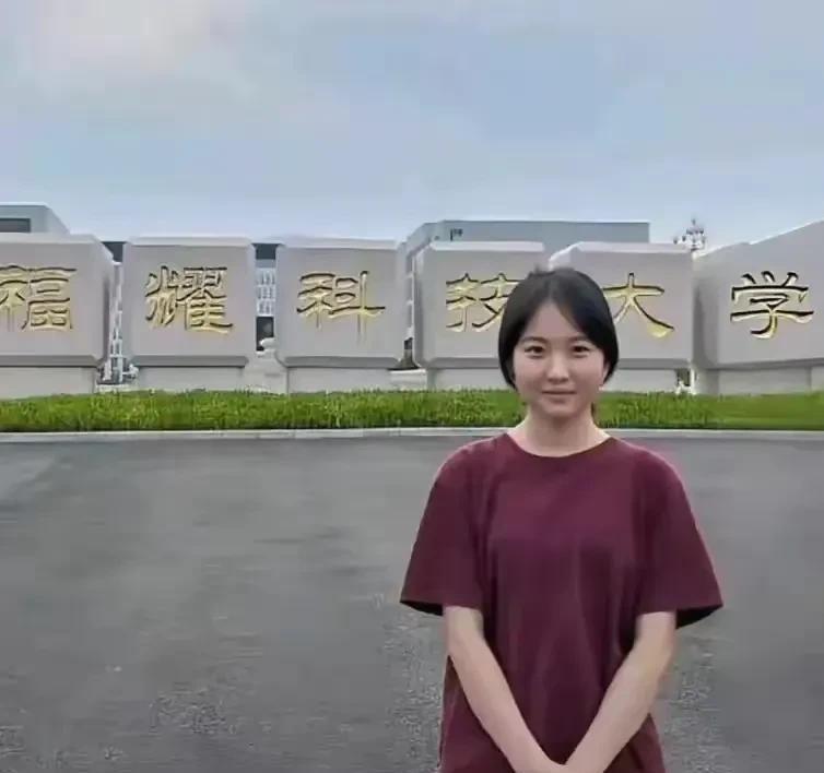 吃螃蟹的女生诞生了。福耀科技大学，迎来了首位女大学生，太勇敢了，敢为天下先，敢
