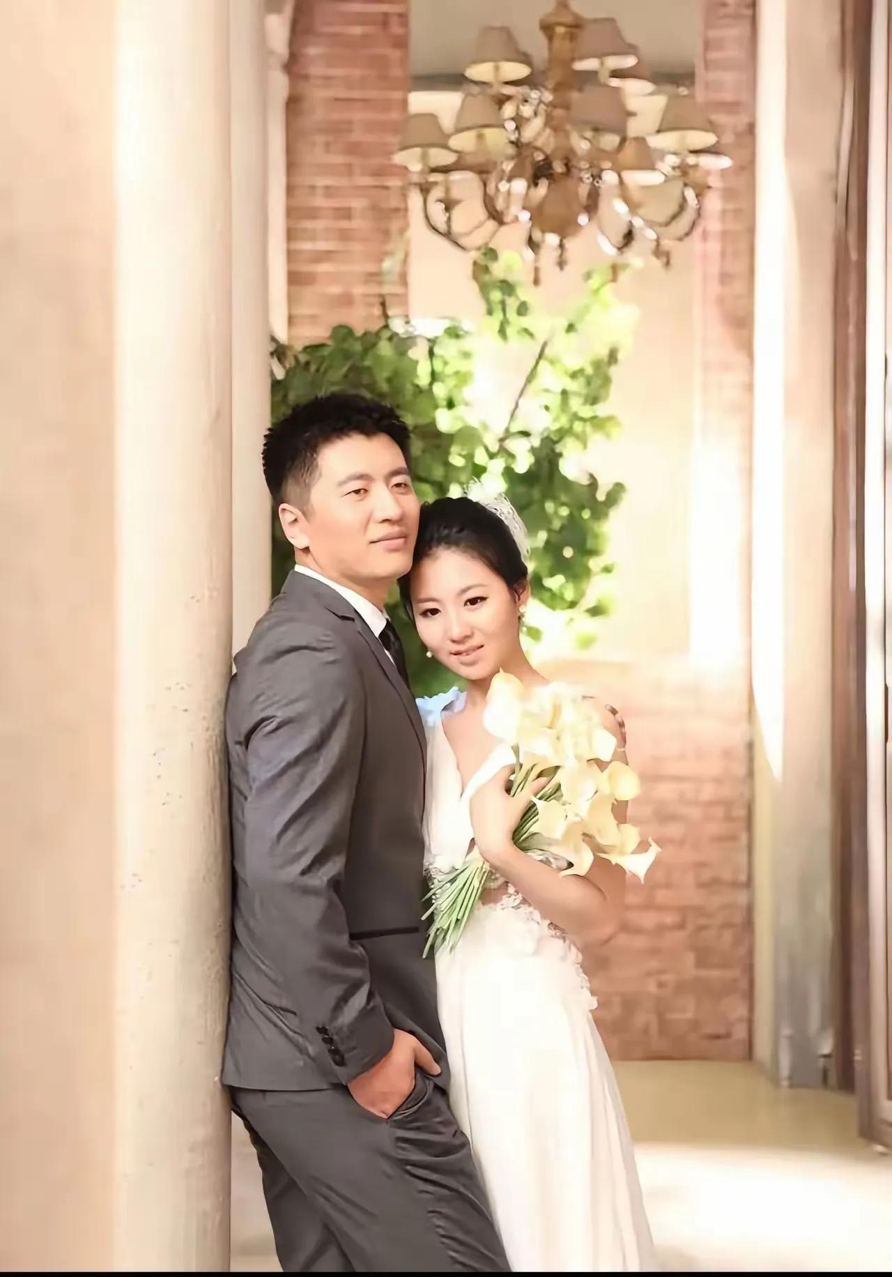 很喜欢李丽婧的长相，难怪当年张老师愿意与她闪婚，张老师曾与女友约定婚期，结果女方