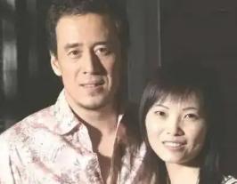 1996年，白雪和杨坤分手时，做了一个让他多年后仍然难忘的动作。她摘下脖子上的项